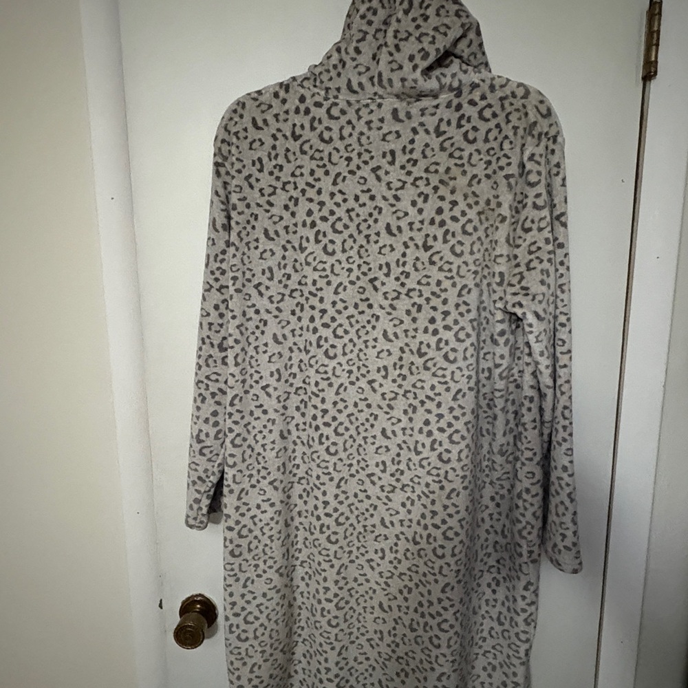 32 Degrees Gray Leopard Print Robe - Picture 2 of 3